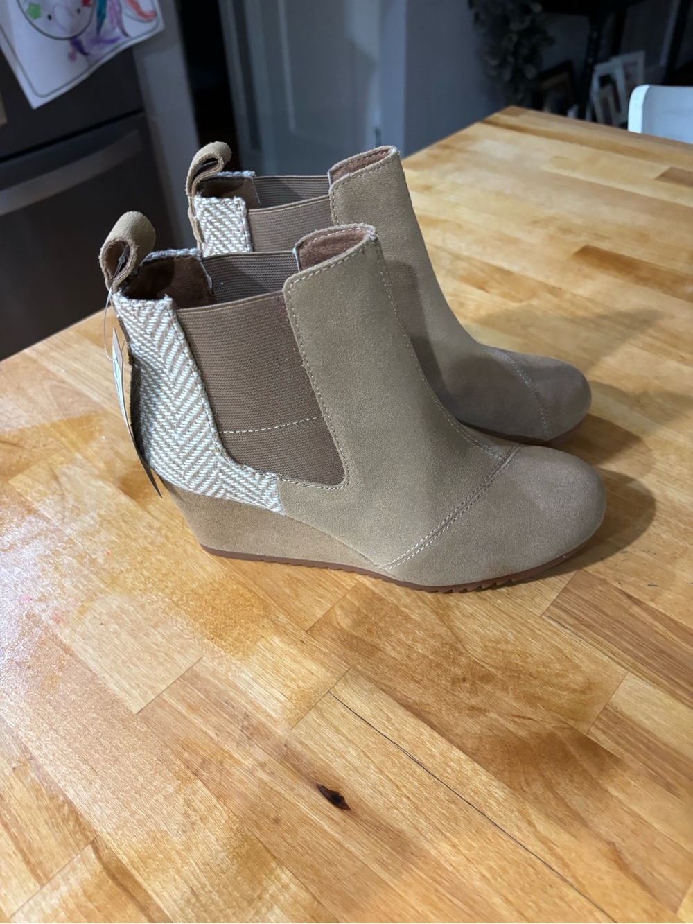 New with tags women’s Toms Tan Suede-Look Wedge Chelsea Booties- size 6